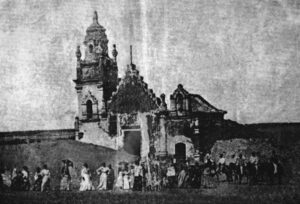 Igreja de Nossa Senhora da Conceição em Almofala, Ceará, que ficou soterrada por dunas de areia por décadas e ressurgiu; uma metáfora real para o misticismo e a ancestralidade nas obras de Socorro Acioli.