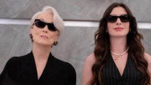 O Diabo Veste Prada 2: fotografia de divulgação do filme mostrando as personagens Miranda Priestly e Andy Sachs lado a lado, vestindo preto e de óculos escuros.